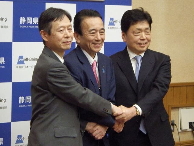 JR東海の丹羽社長、鈴木知事、国交省の水島次官が締結式で笑顔で握手を交わした