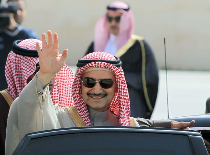 2014年3月4日、ヨルダン川西岸の都市ラマラを公式訪問中のサウジアラビア王子アルワリード・ビン・タラール氏が手を振っている