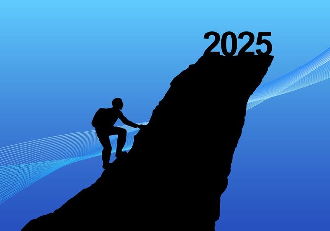 2025年の崖を登る人