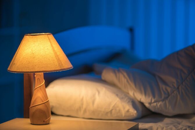 暖色系のランプがともる寝室