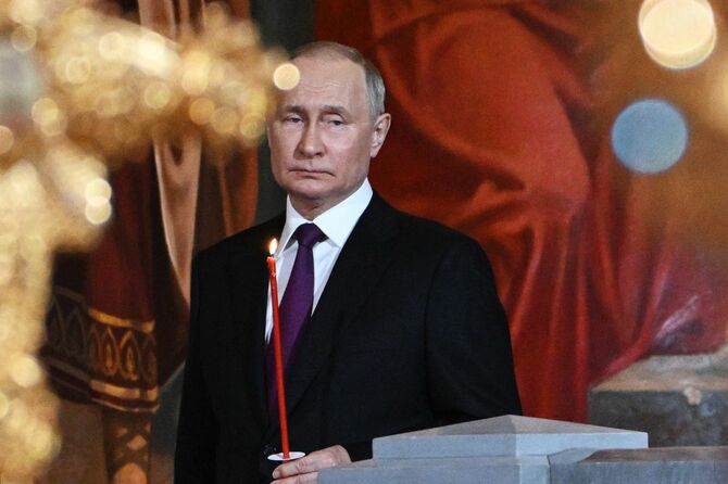 2023年4月16日、ロシア・モスクワの救世主ハリストス大聖堂でイースター（復活祭）の礼拝に参加するウラジーミル・プーチン大統領