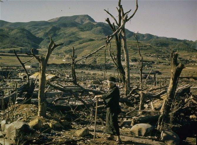 1945年8月9日に日本の長崎上空で原子爆弾が爆発した後に残された惨状