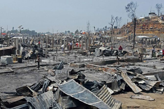 焼け落ちたロヒンギャ難民キャンプ