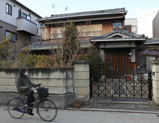 浴槽で死亡しているのが見つかった高井直子さんの自宅＝2022年2月21日午後、大阪府高槻市