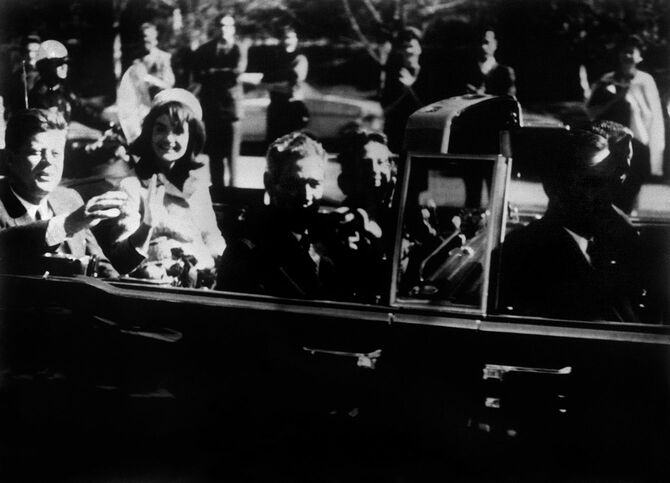 1963年11月22日、暗殺される直前のジョン・F・ケネディ元米大統領（左端）（アメリカ・テキサス州ダラス）
