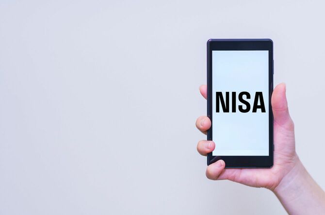 NISAと画面に表示されたスマートフォンを持つ手