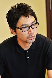 <strong>青山フラワーマーケット ブランドクリエーター 江原久司</strong>●2000年入社の33歳。飯田橋店店長などを経て現職。実家も生花店を営む。「客が花屋の前に列をつくる光景」に衝撃を受けて入社を決意。「花業界全体を盛り上げたい」と意気込む。