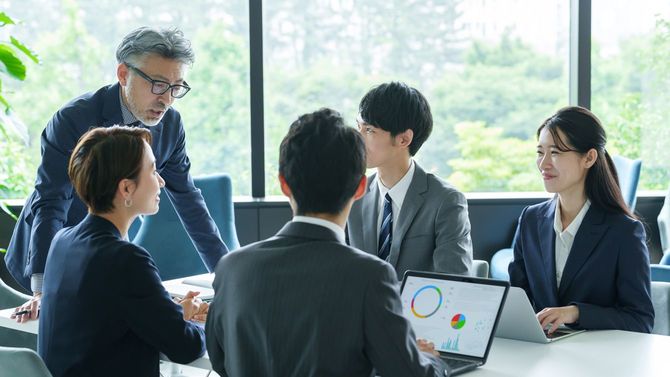 オフィスで会議するビジネスパーソンのグループ