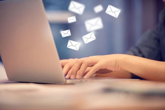 パソコンで複数のメールを送っているイメージ