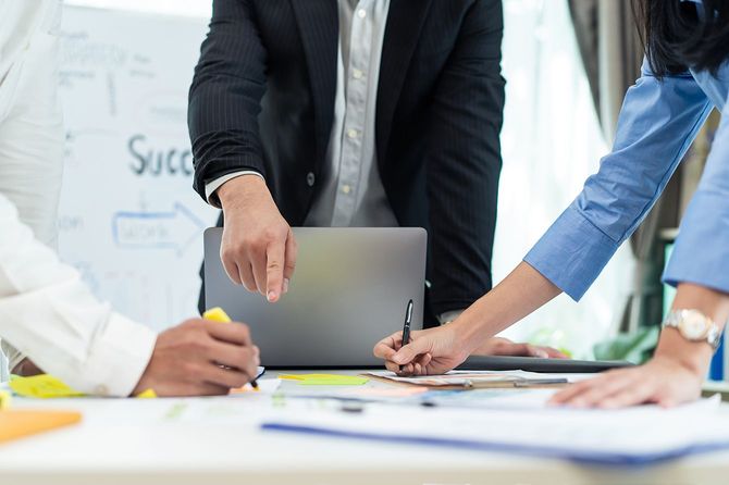 男性と女性のブレインストーミング