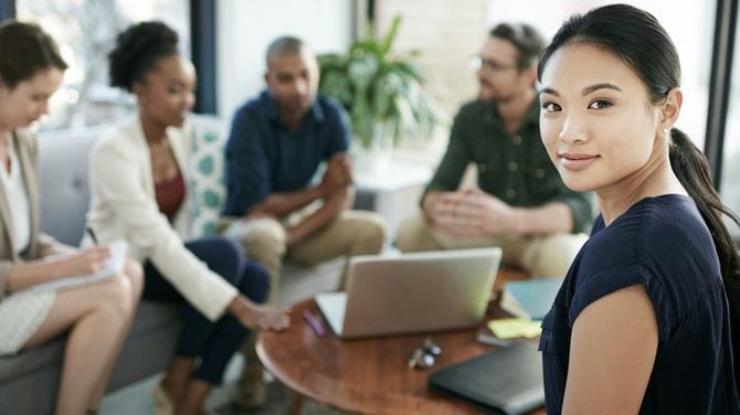 若いビジネスウーマンとチームのメンバー