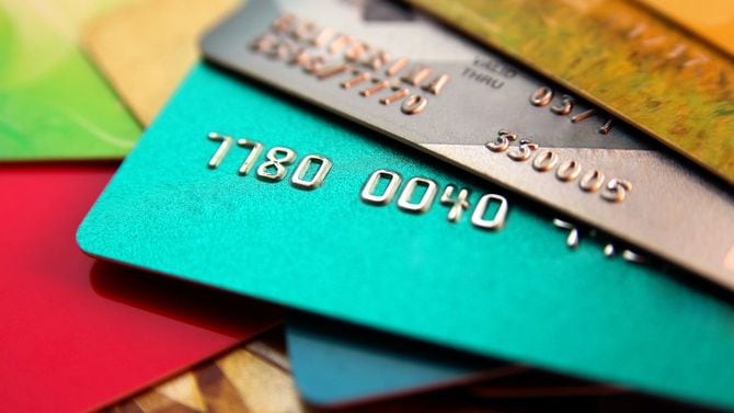 カラフルなクレジットカードの数々