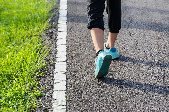 道路でトレーニングを行うランナーのかかとのアップ