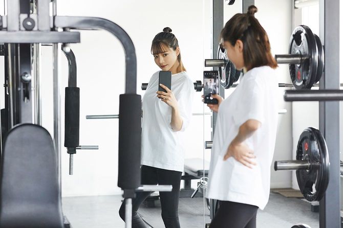 ジムで運動するアジアの若い女性