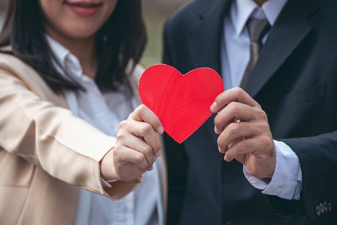 赤いハートの形を持つカップル