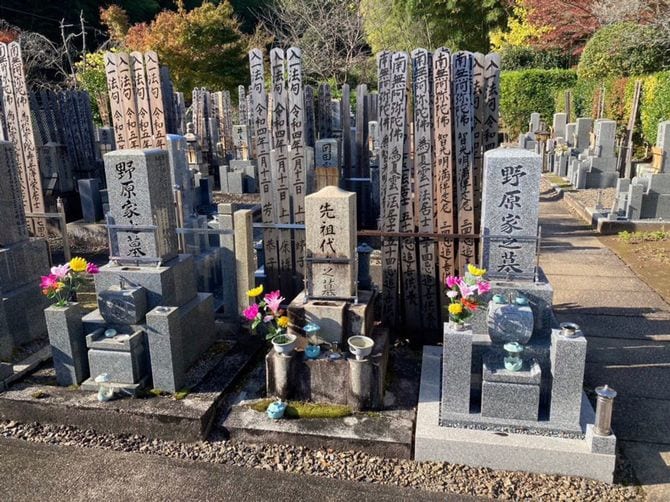 お墓につき立てられた卒塔婆