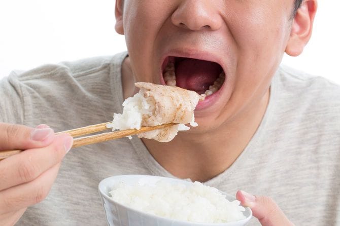 食事をする男性