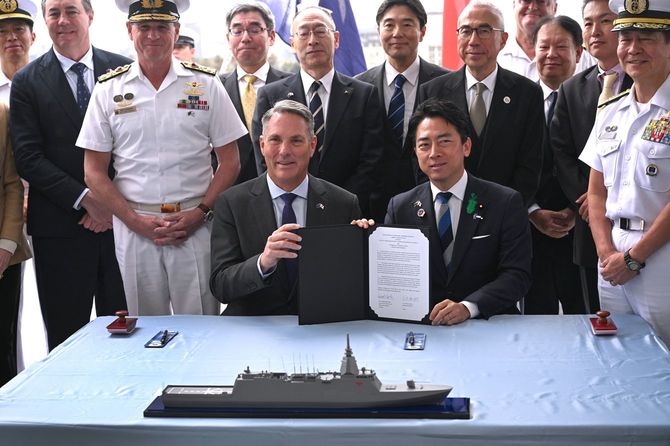 2026年4月18日、メルボルンにて、日本による「もがみ」級フリゲート艦の最初の3隻の納入に関する契約調印式後、オーストラリアのリチャード・マールズ副首相兼国防相（前列左）と日本の小泉信二郎防衛大臣（前列右）が記念撮影