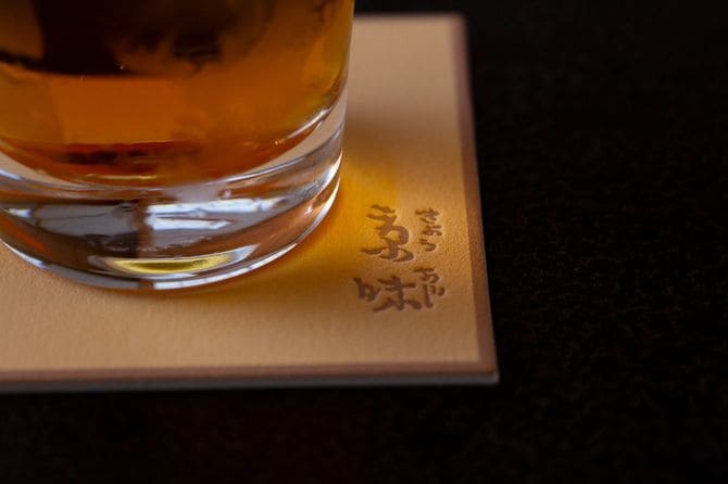 京味のロゴが入ったコースター