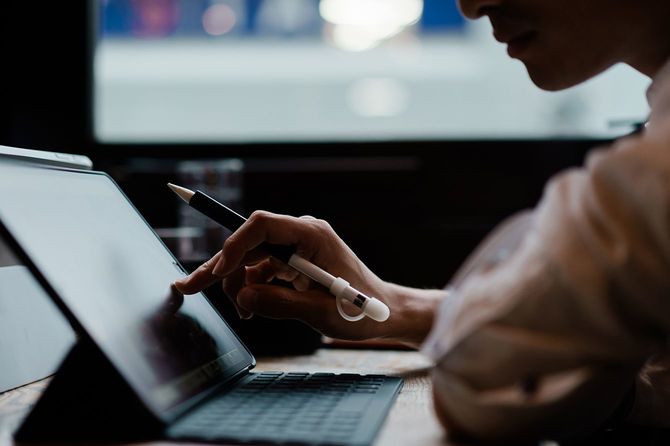 ノートパソコンを操作するビジネスマン