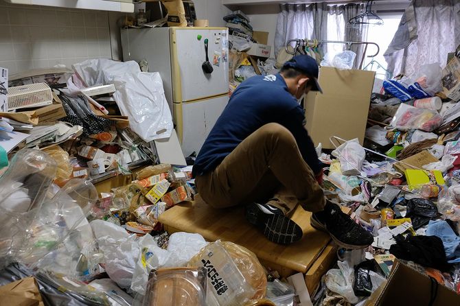 10月下旬に作業した男性宅。ようやくテーブルが見えてきた。当初はテーブルの存在もまったくわからなかった。ここまでゴミを排出するのに、すでに2日間かかっている。