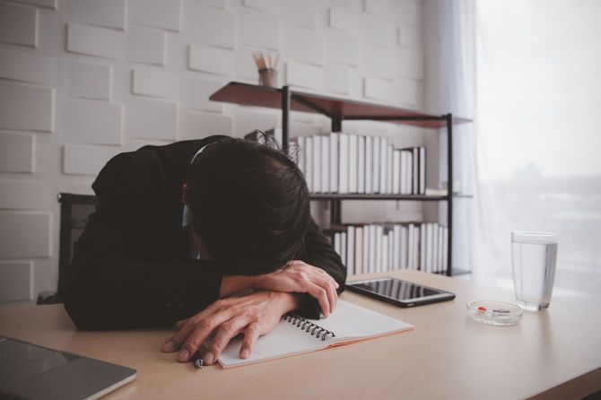 疲れ切ったシニアのビジネスマン