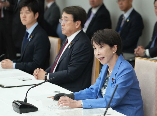 中東情勢に関する関係閣僚会議で発言する高市早苗首相（右）。中央は赤沢亮正経済産業相＝2026年3月31日、首相官邸