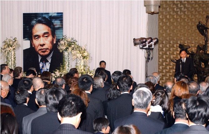 刺殺された民主党の石井紘基前衆院議員をしのぶ「お別れの会」であいさつする鳩山由紀夫代表(右奥)=2002年11月7日夜、東京都千代田区のホテル