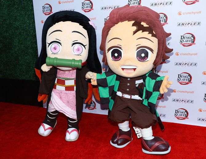 クランチロール「デーモン・スレイヤー」のレッドカーペット・プレミアに出席した竈門禰豆子（左）と竈門炭治郎＝2023年2月18日、カリフォルニア州ロサンゼルスのThe Orpheum Theatreにて。