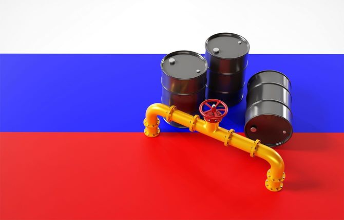 ロシアの国旗を背景にしたオイルドラム缶とガスパイプライン