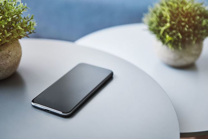 スマートフォンがコーヒーテーブルに置かれている