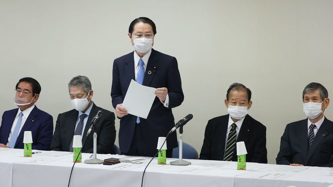 自民党の憲法改正推進本部役員会であいさつする衛藤征士郎本部長(中央)=2020年10月8日、東京・永田町の同党本部
