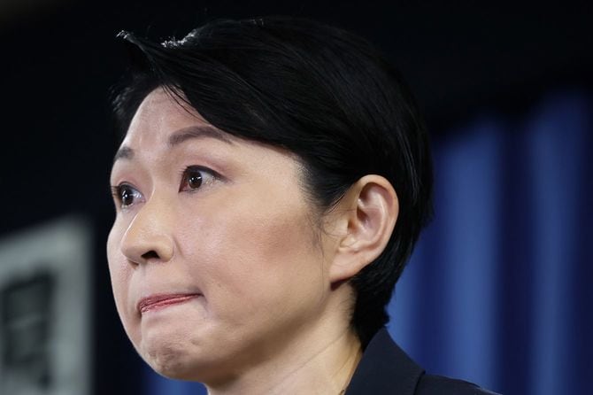 記者会見で政治資金問題に関する質問を受け、厳しい表情を見せる自民党の小渕優子選対委員長＝2023年9月13日午前、東京・永田町の同党本部