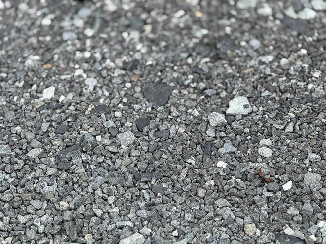 道路の砂利がiPhoneの画面を傷つける