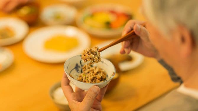 夕食に納豆を食べる年配男性
