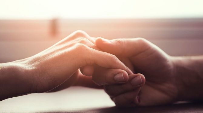 手をつなぐカップル