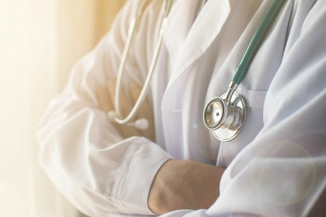 胸の前で腕を組む医師