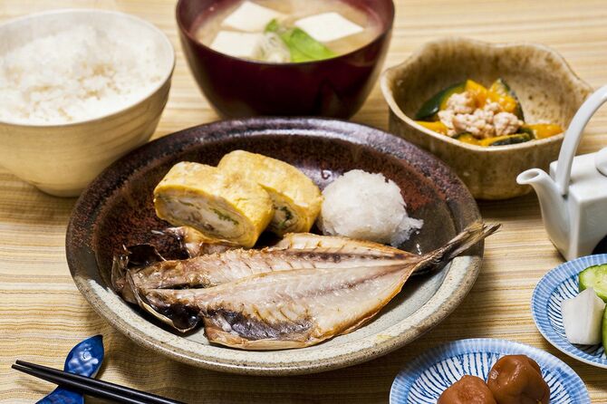 焼いた干物の魚がメインの和食