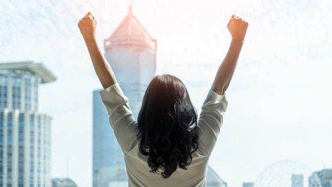 拳を上げるビジネスウーマン