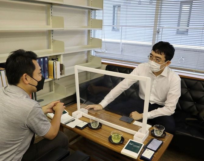 法政大学の研究室にてインタビューに応じる熊倉潤氏