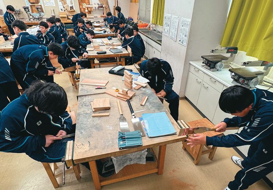 生徒の熱気が充満する木工室。それぞれが自分の製作に没頭する。