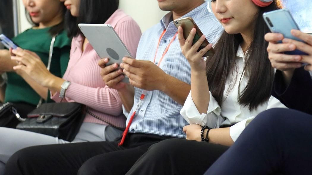 朝から脳を疲れさせるだけ…脳科学者が断言する｢通勤電車内のスマホいじり｣の悪影響 ｢集中力の無駄遣い｣を避けるシンプルな方法