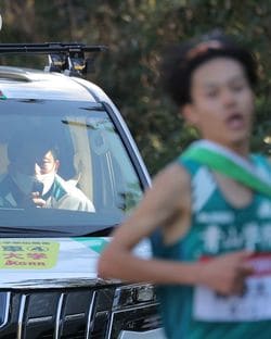 第98回箱根駅伝：3区、先頭に立った太田蒼生（手前）に声をかける青学大の原晋監督＝2022年1月2日、神奈川県平塚市［代表撮影］