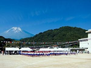 秋晴れの富士のふもとで運動会