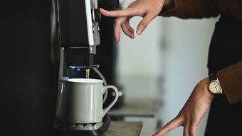 ｢午後のコーヒー｣が睡眠の質を下げている…最新研究でわかった､23時に寝る人が｢最後に飲んでいい時間｣