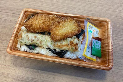 まず海苔だけを切り、おかずの断面に調味料をつけて食べます＠「キッチンオリジン」の"タルタルのり弁"／BSフジ「日本一ふつうで美味しい植野食堂 by dancyu」から｜編集長・植野の食日記　2023年8月11日（金）