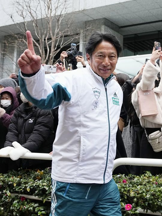 箱根駅伝最終日、優勝しポーズをとる青学大の原晋監督＝2025年1月3日、東京・大手町