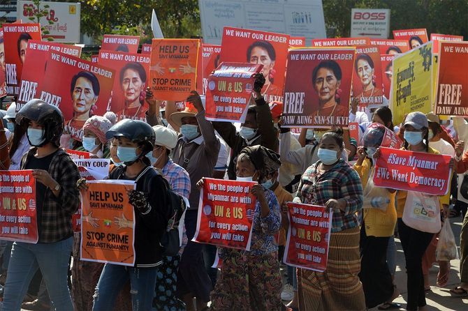 ミャンマーの首都ネピドーで2月15日、拘束されたアウンサンスーチー氏の釈放を求めるデモ隊