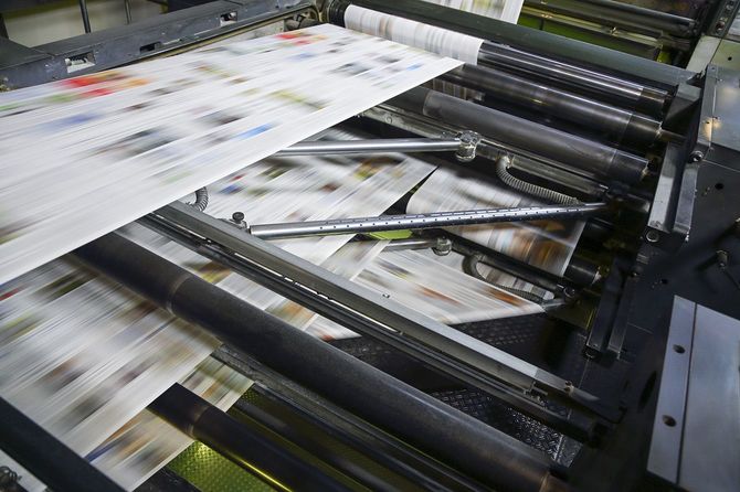 印刷中の新聞