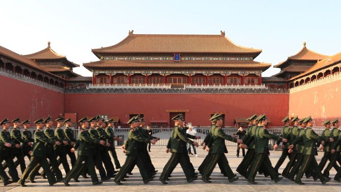 中国の兵士と紫禁城（2012年4月6日）